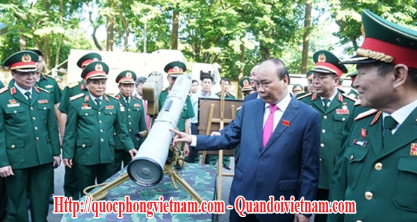 Thủ tướng Nguyễn Xuân Phúc đang lắng nghe giới thiệu về tên lửa chống tăng 9M113 Konkurs (AT-5 Spandrel) tại cuộc triển lãm vũ khí ở Đại hội Thi đua quyết thắng toàn quân lần X