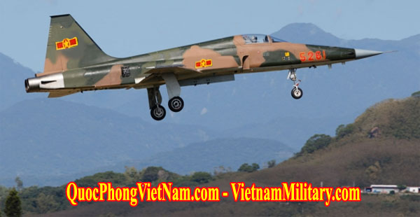 Không Quân Việt Nam thu được bao nhiêu máy bay VNCH sau năm 1975 ? : Máy bay F-5 Tiger của Không Quân VNCH trước đây trong cờ hiệu của Không Quân Việt Nam